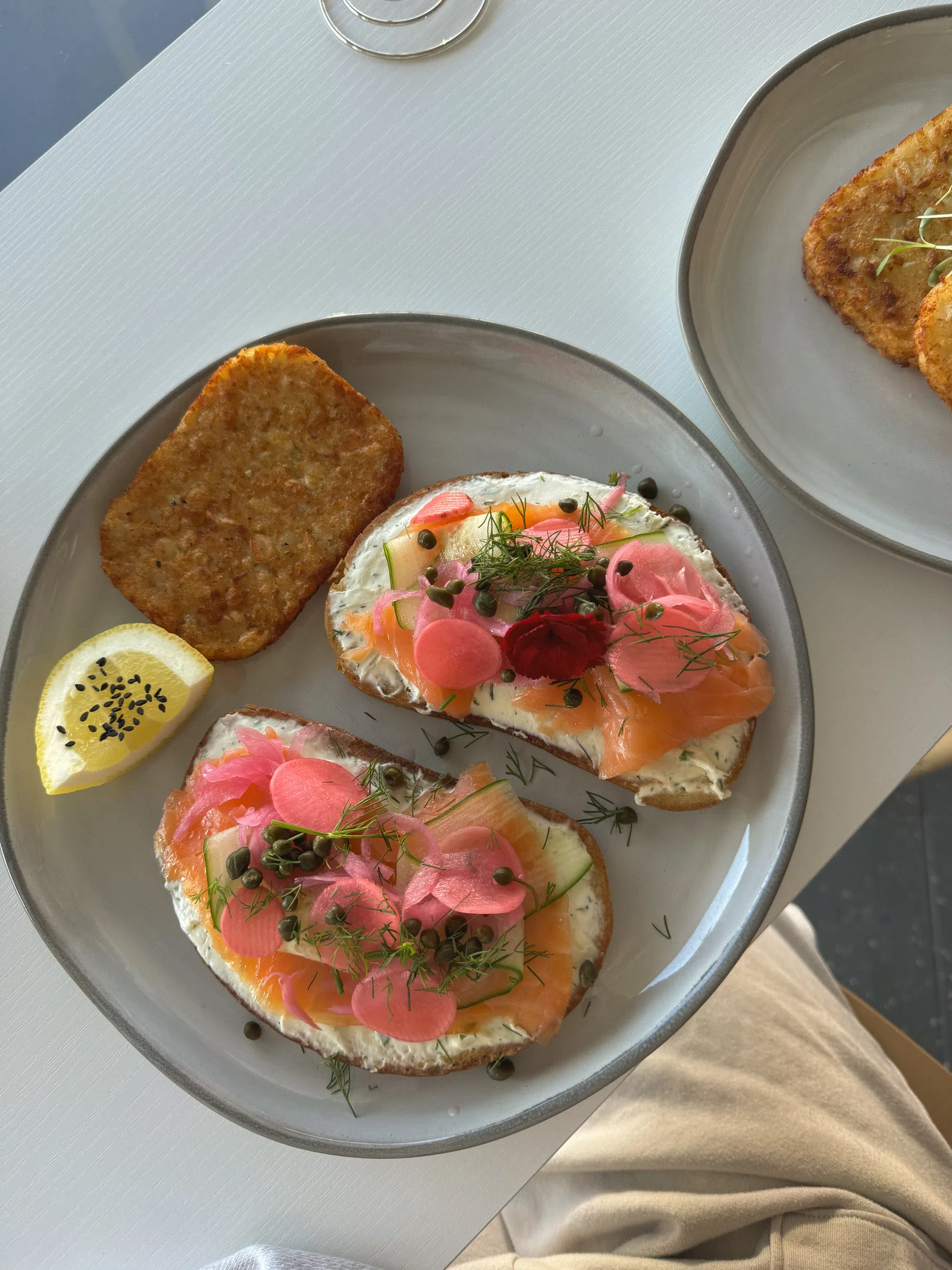 volkoren toast met cottage cheese en zalm