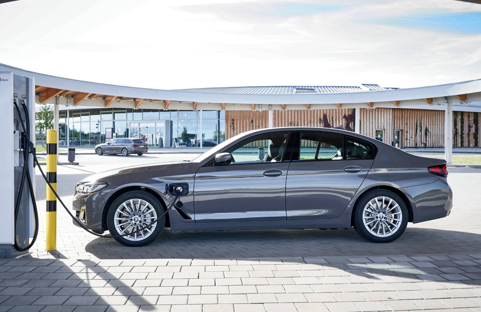 BMW 330e opladen