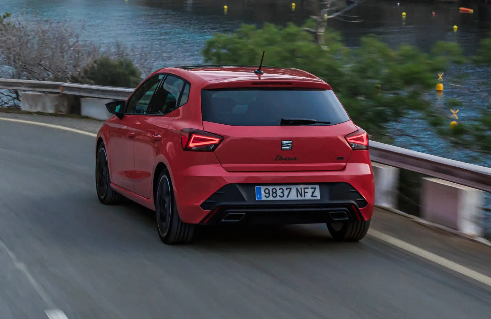 Seat Ibiza rijder achter