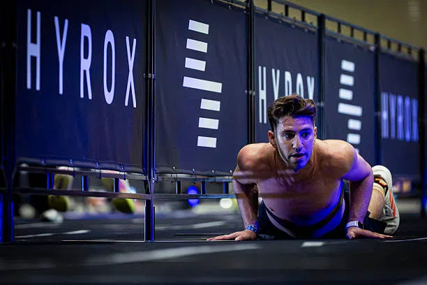 HYROX-atleet doet pushup