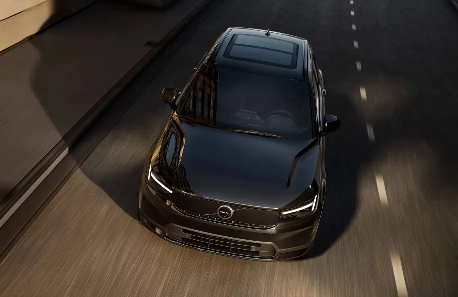 Volvo EX40 rijder voor