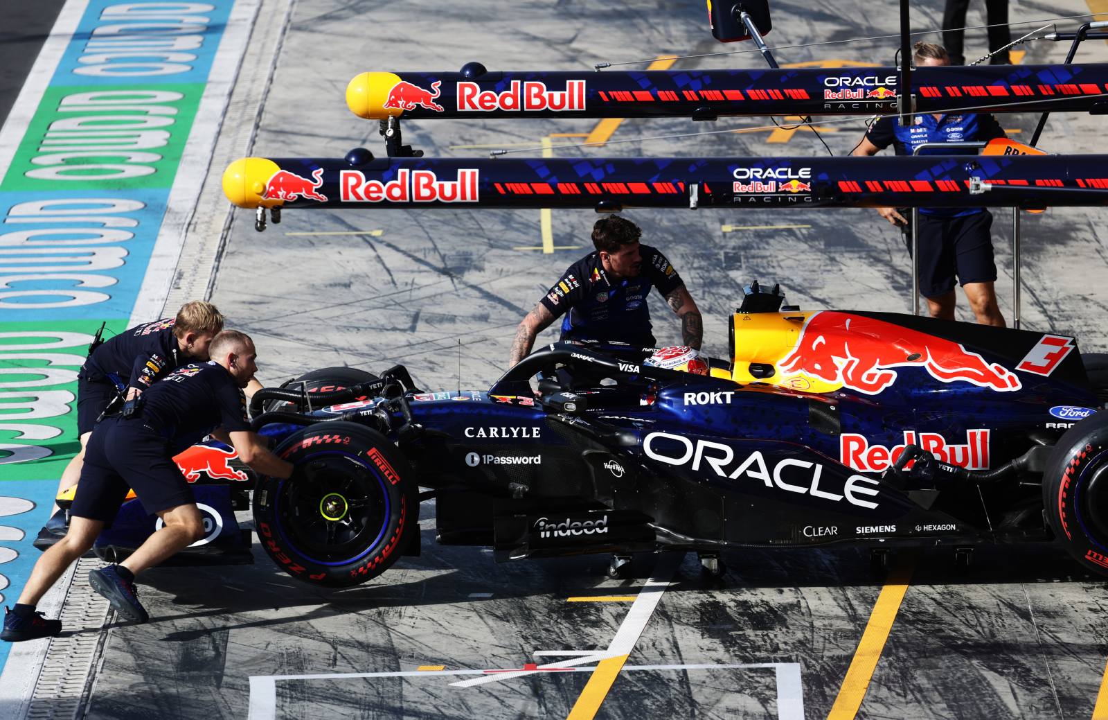 Verstappen wordt in pitbox geduwd