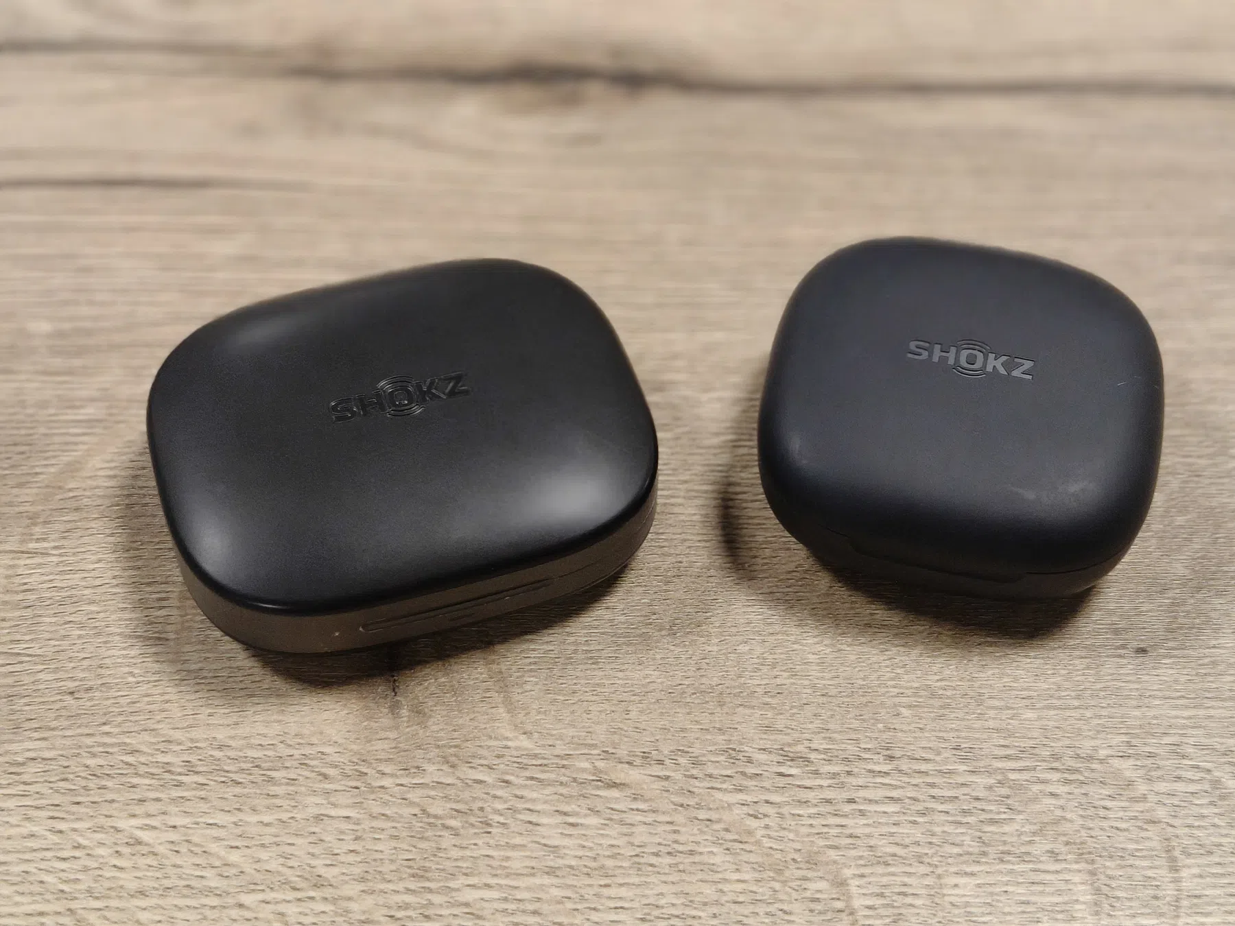 De oplaadcase van de Openfit Pro (rechts) en de Openfit Air 2 (links)