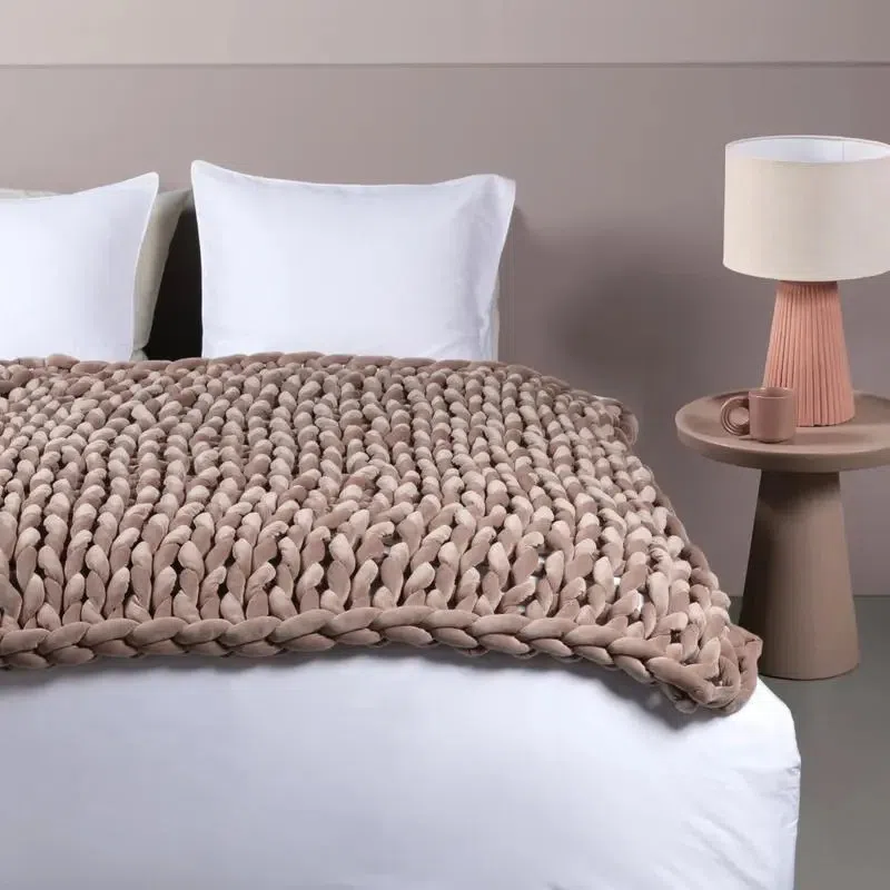 Verzwarende deken op bed