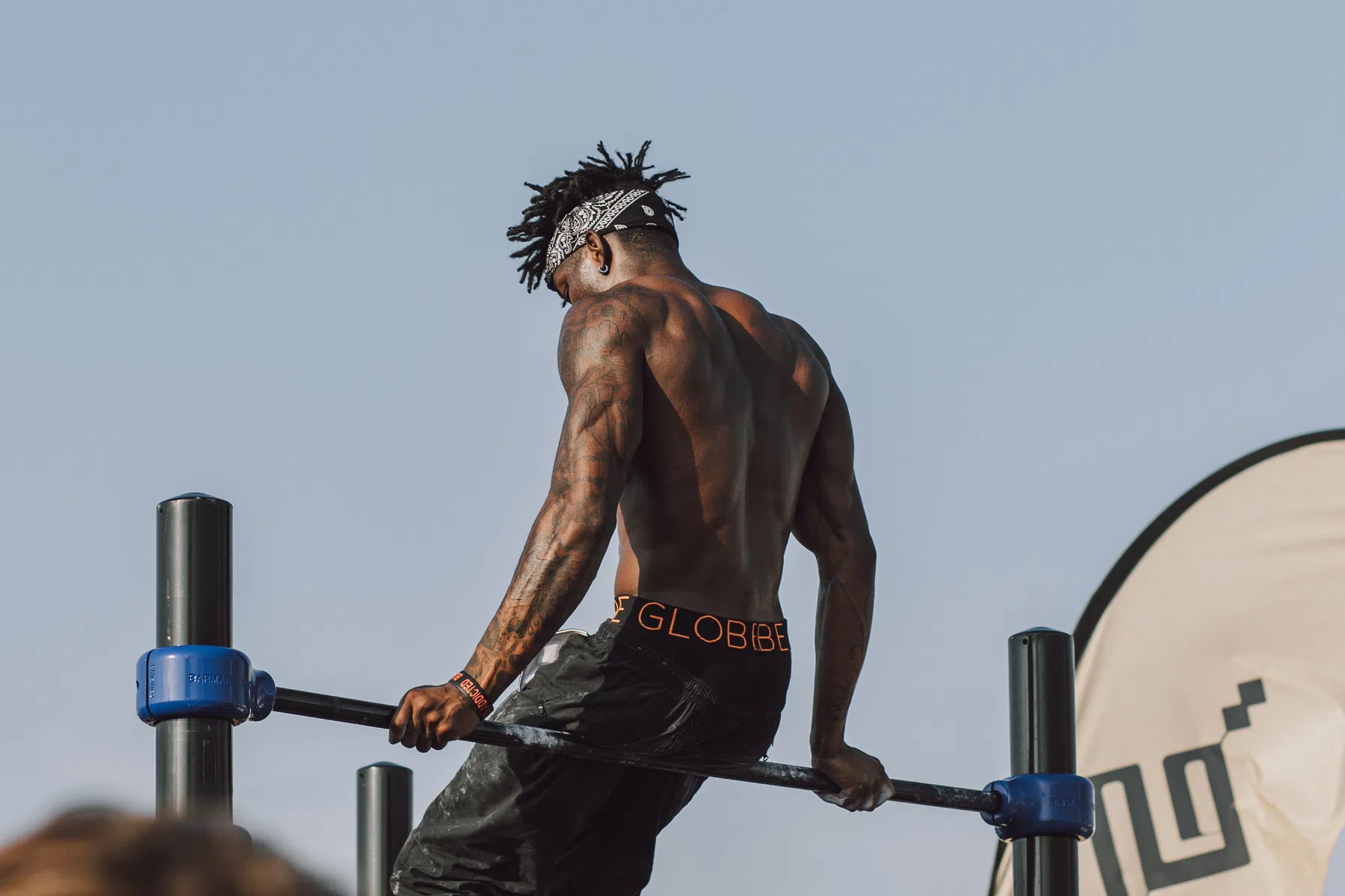 Man doet pull-ups