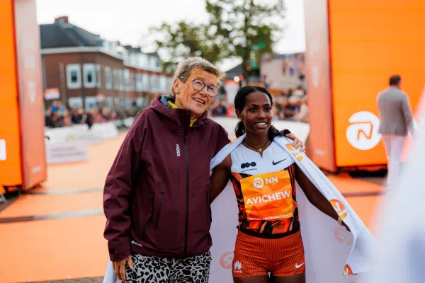 De nieuwe (links) en oude (rechts) recordhoudsters. Asayech Ayichew (21) en Ingrid Kristiansen