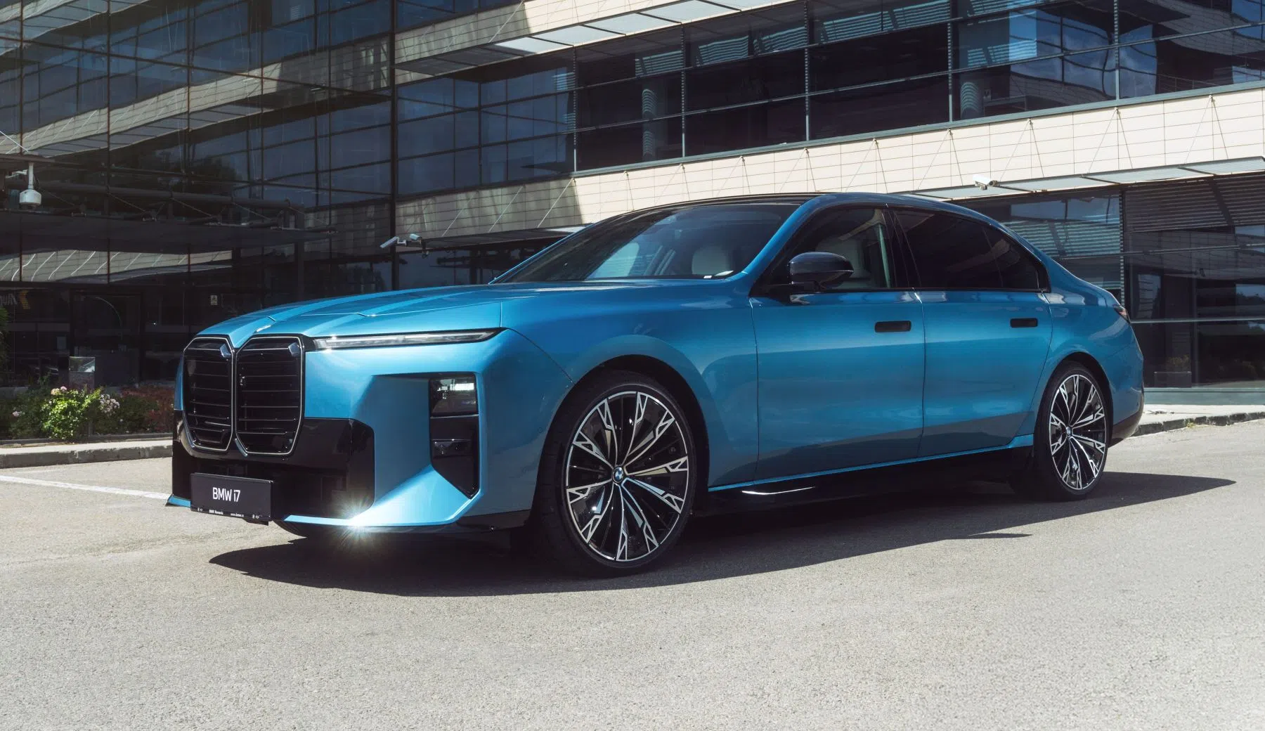 BMW i7 Maldives Blue