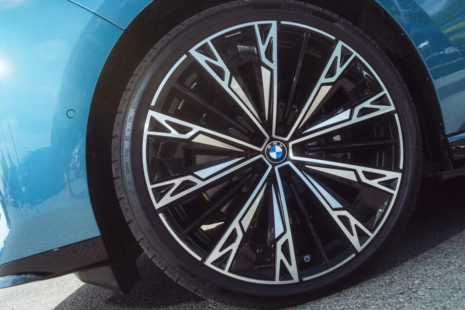 BMW i7 Maldives Blue