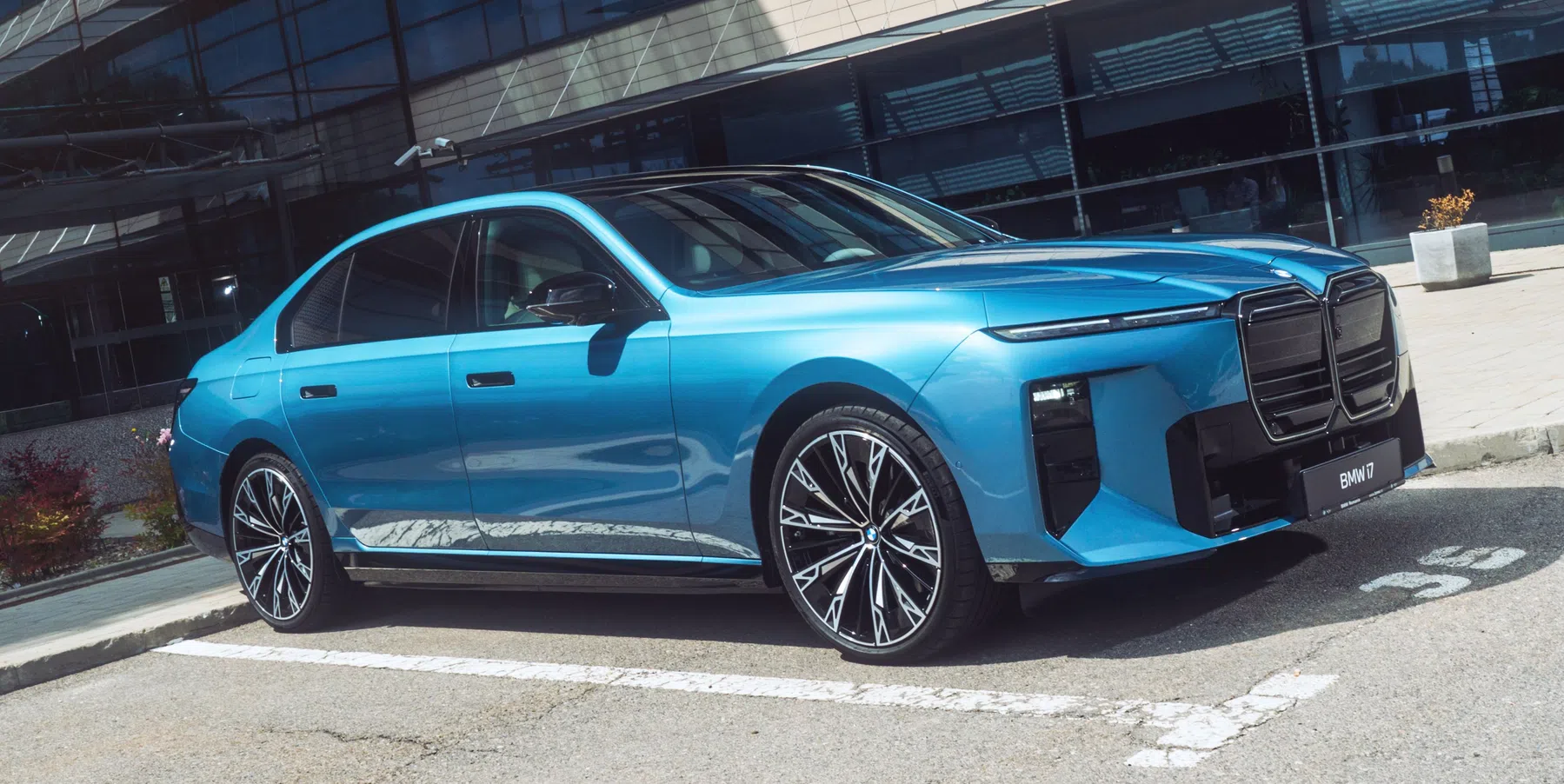BMW i7 Maldives Blue