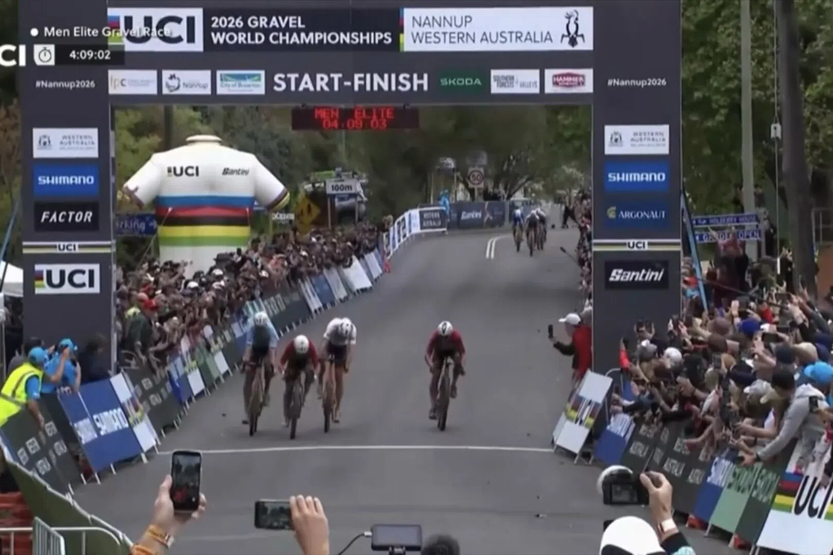 Magunus Magnus Bak Klaris verrast favorieten in de sprint op WK Gravel 2026