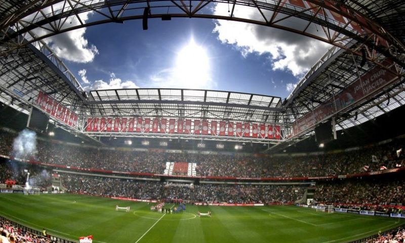 Bizarre beelden uit de ArenA: Ajax-fans jagen Turken van de thuistribunes