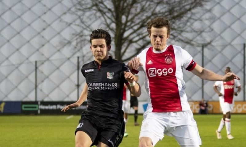 Bergsma (rechts) in duel met Ferdi Kadioglu van NEC