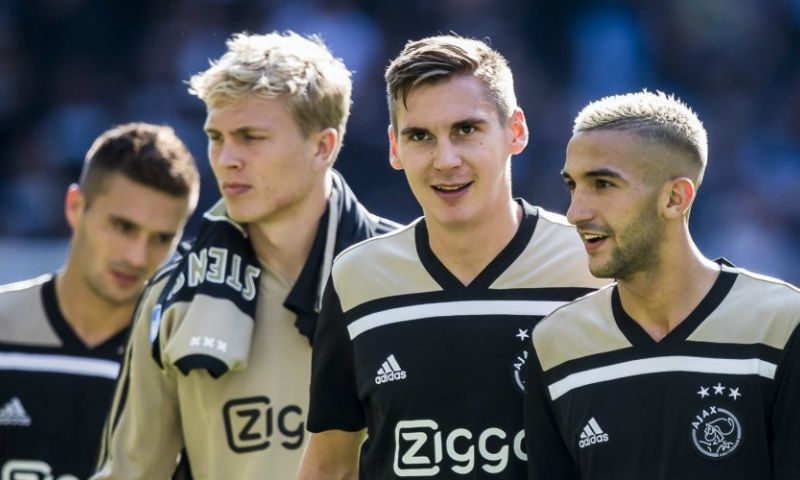 Kristensen (links) met Wöber en Ziyech