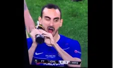 Thumbnail for article: Chelsea-invaller Zappacosta wil Kepa natspuiten, faalt hopeloos en gaat viral