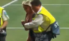 Thumbnail for article: Tribunebeelden van afgevoerde streaker: hand van steward gaat richting borsten