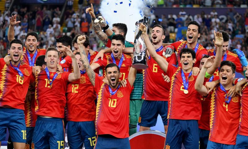Vallejo (met aanvoerdersband) na het binnenhalen van de Europese titel met Spanje Onder 21