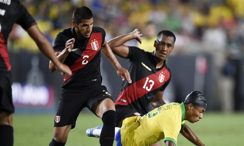 Abram en Tapia (Peru) in duel met Neres (Brazilië)