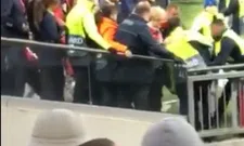 Thumbnail for article: De beelden: Ziyech springt tussen stewards om Ajax-fan te beschermen