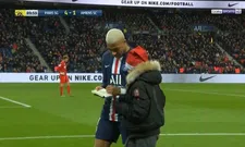 Thumbnail for article: Schattig: Mbappé omarmt veldbestormer met kerstmuts en signeert eigen biografie