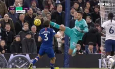 Thumbnail for article: Bespottelijke karatetrap van Spurs-doelman Gazzaniga: arbiter heeft VAR nodig