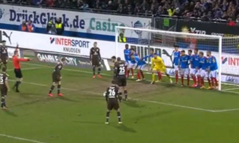 Bizarre laatste minuut: Veerman mist penalty, ook indirecte vrije trap