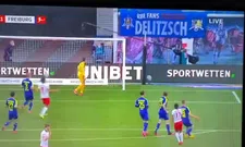 Thumbnail for article: Oei: cameraman krijgt snoeiharde afzwaaier van Lookman (Leipzig) op zijn hoofd