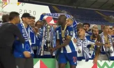 Thumbnail for article: Prachtig: spelers Porto tillen beker pas op als Casillas (39) op het podium staat