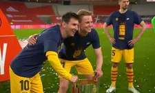 Thumbnail for article: Van Dest tot Frenkie: Barça-spelers in de rij voor foto met Messi en beker