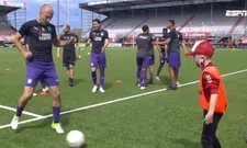 Thumbnail for article: Mooi: Robben doet warming-up met ballenjongen van Emmen