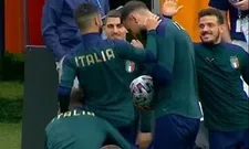 Thumbnail for article: Mooie beelden van training Italië: Insigne kan niet bij Donnarumma en krijgt lift