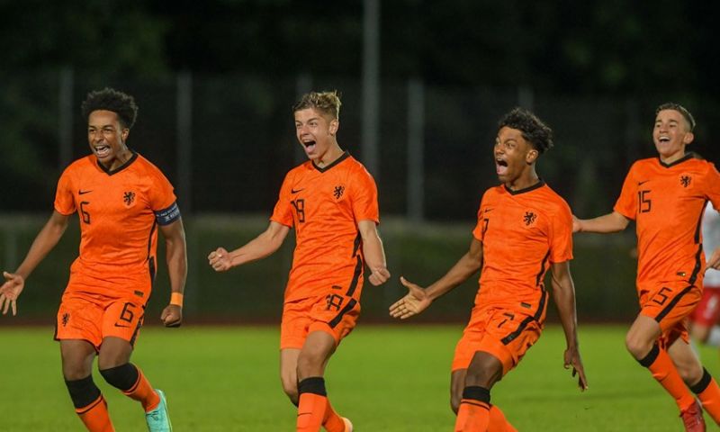 Jaden Slory (rechts vooraan)