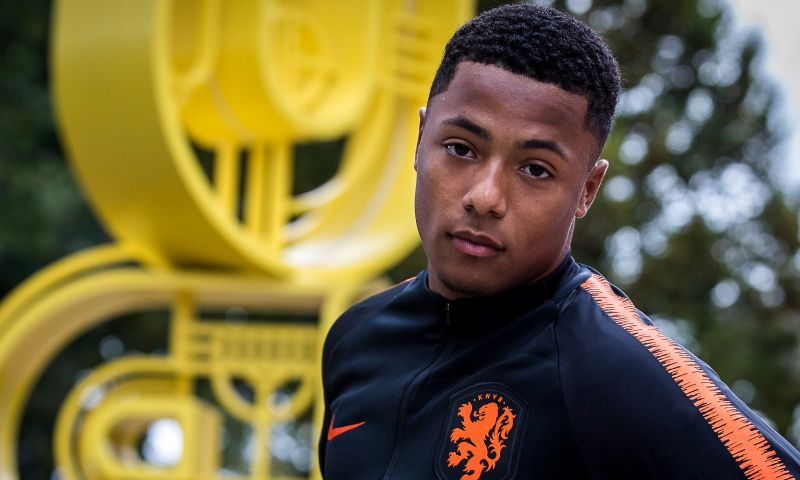 Vitesse tekent Dillon Hoogewerf