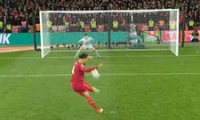 Thumbnail for article: Die blik: Van Dijk schiet penalty perfect binnen, in hoek van Kepa