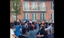 Thumbnail for article: Volop Franse middelvingers, maar Feyenoord-fan op balkon blijft vrolijk zwaaien