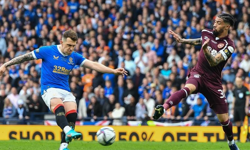 Van Bronckhorst Spoelt Europese Kater Weg En Wint Eerste Prijs Met Rangers