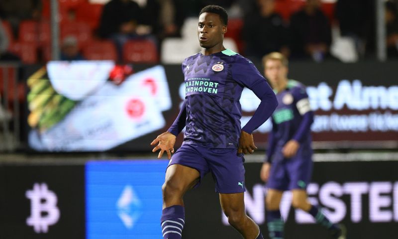 Geblesseerd PSV-talent krijgt nieuw contract: 'Heb goede band met Van Nistelrooij'