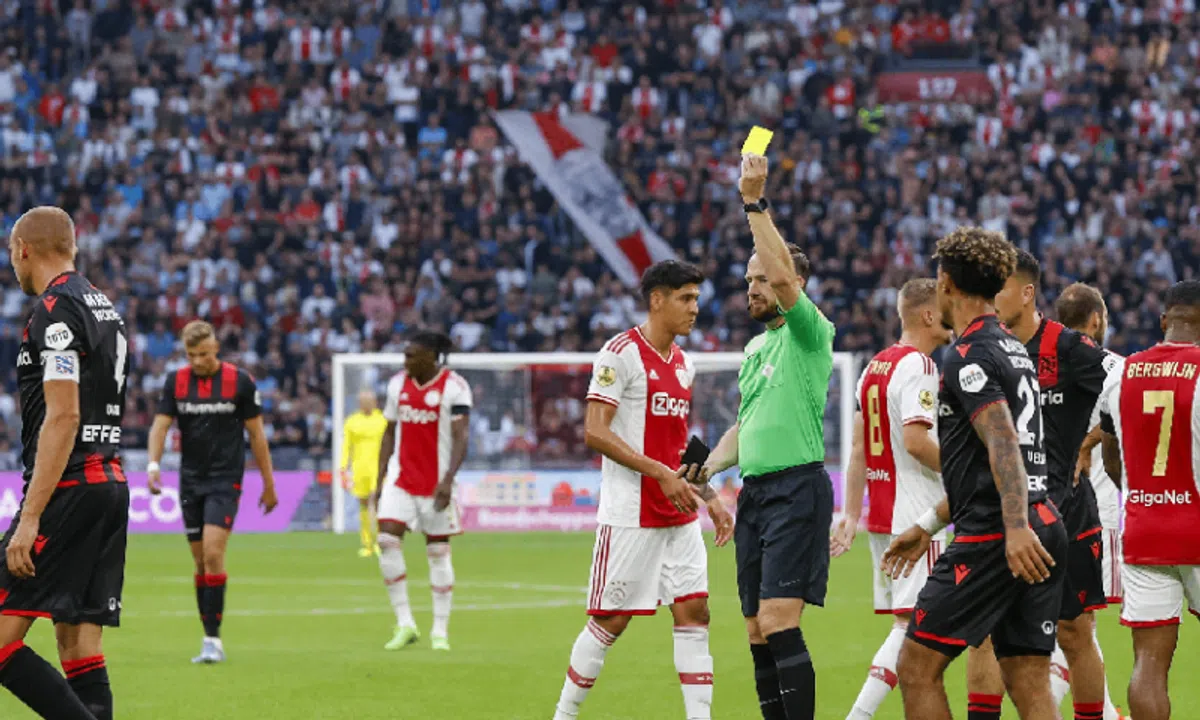 Van de Graaf legt uit waarom hij Álvarez géén tweede gele kaart gaf
