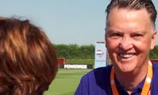 Thumbnail for article: Van Gaal komt Truus tegen na Oranje-training: 'Even een wippie maken?'