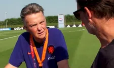 Thumbnail for article: Mooi onderonsje tussen Van Gaal en De Boer: 'Kijk uit, je buikje hè'