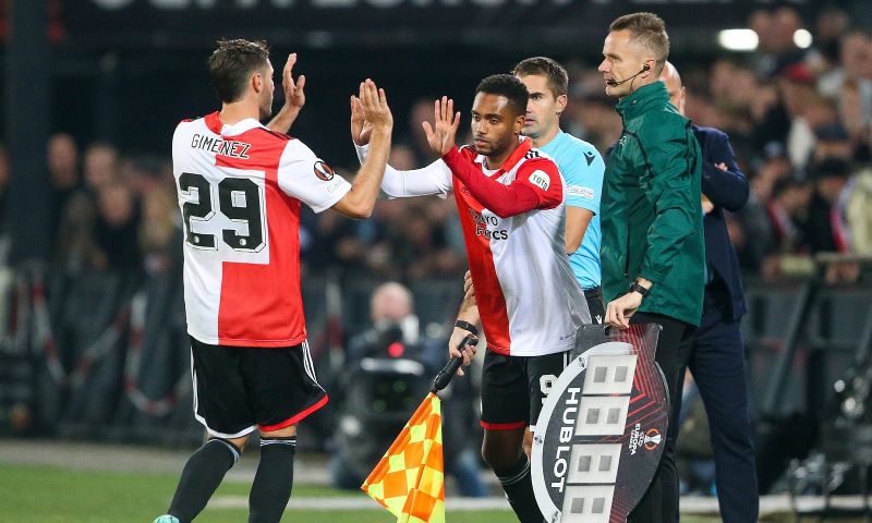 Arne Slot is druk bezig met Santiago Giménez en Danilo