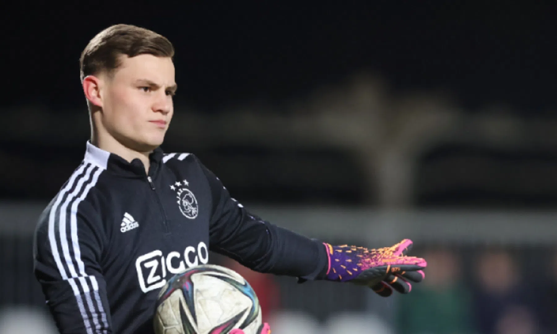 Ajax dreigt keeper Charlie Setford transfervrij te verliezen