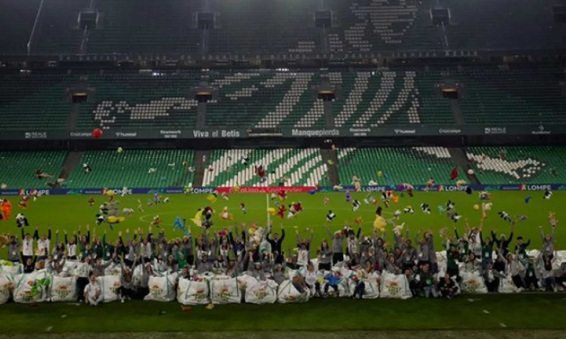 Prachtig: Fans van Real Betis steunen minder bedeelde kinderen met knuffelregen