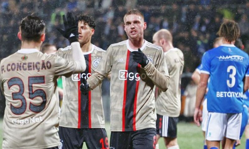 Van der Meyde steunt Taylor, Sneijder geeft tegengas