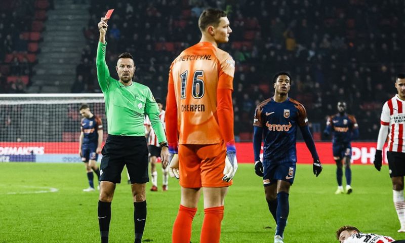 Scherpen blundert tegen PSV: 'Alsof hij met leesbril keept'