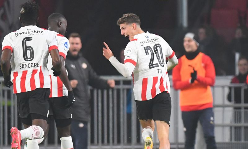 PSV wint met 1-0 van Vitesse