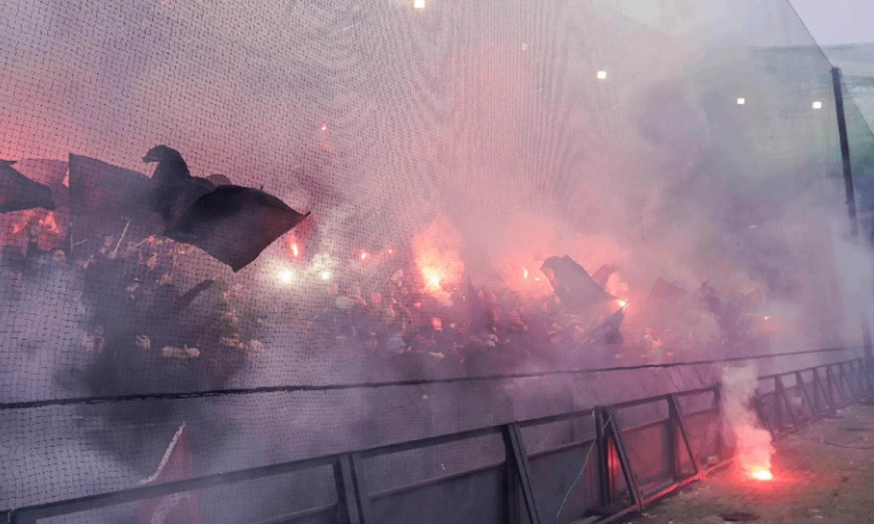 Politie arresteert relschoppers voor Feyenoord - Ajax