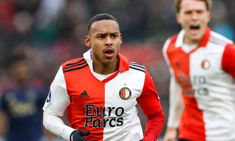 Igor Paixão kijkt zijn ogen uit bij Feyenoord