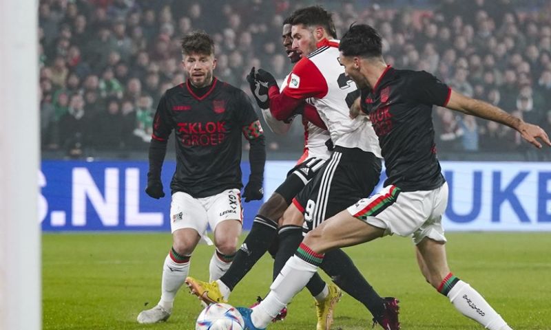 Feyenoord is tien man van NEC eenvoudig de baas