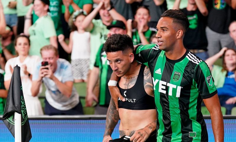 Hoesen tijdelijk terug bij Ajax