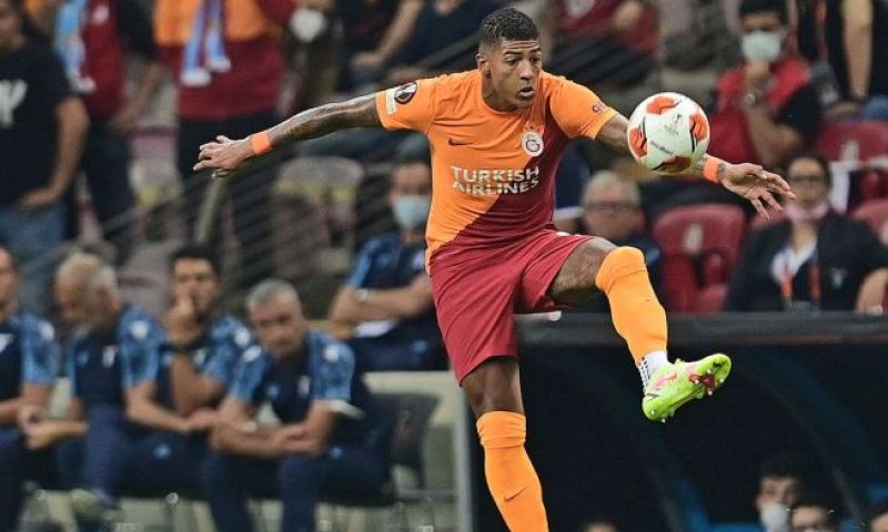 'Van Aanholt vliegt dinsdag naar Eindhoven'